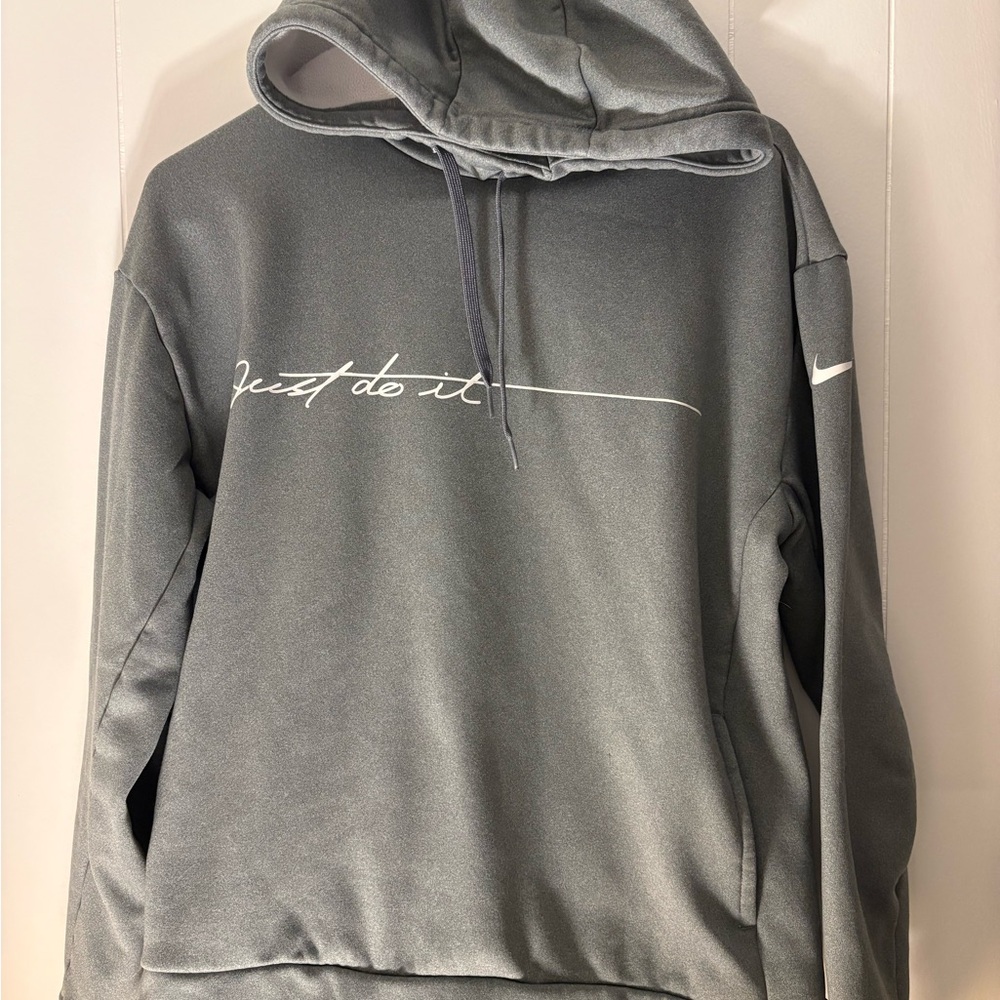 Nike women’s therma hoodie